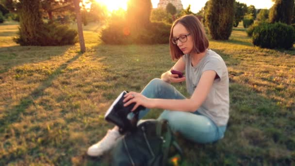 Chica escaneando código qr en sus gafas de realidad virtual con teléfono inteligente . — Vídeos de Stock