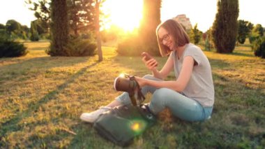 Smartphone ile sohbet ve vr gözlük tutan bir gülümseyen kız mutlu.