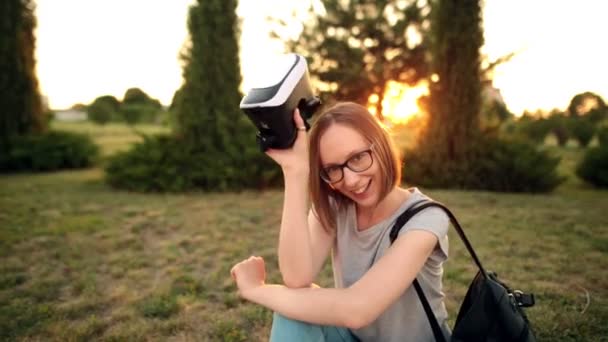 Szczęśliwa kobieta trzyma okulary vr w rękach ther. — Wideo stockowe