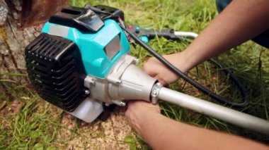 Genç çiftçi fırça kesici motor birleştirir.