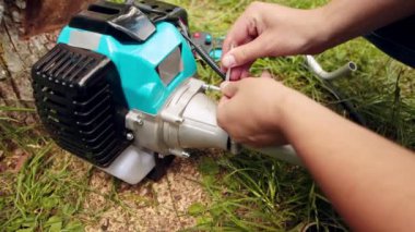 Erkek ellerini birleştirir dize düzeltici motoru.