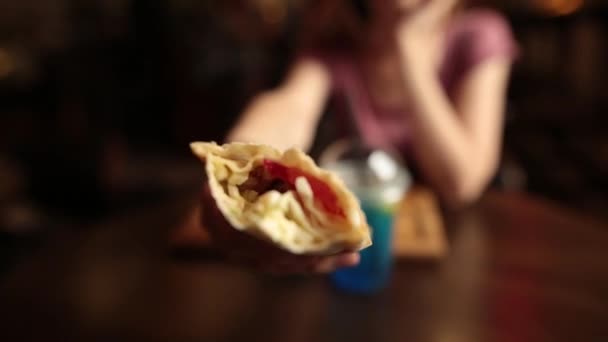 Fresh chicken doner in the hands of a woman. Blurred background. — Stock Video