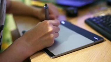 Bir bilgisayar için tablet çizim çalışma bir kadının elleri