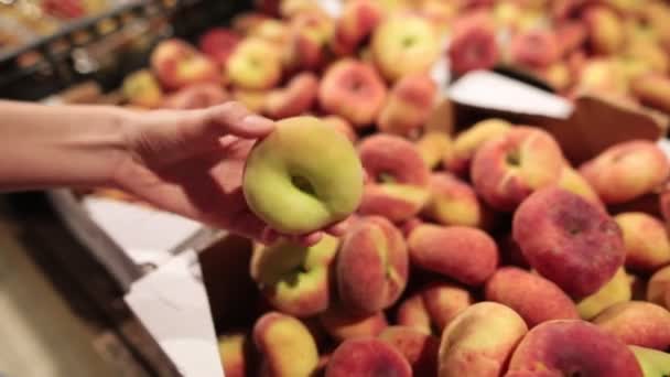 Frische satte Pfirsiche oder Donut-Pfirsiche im Supermarkt. — Stockvideo