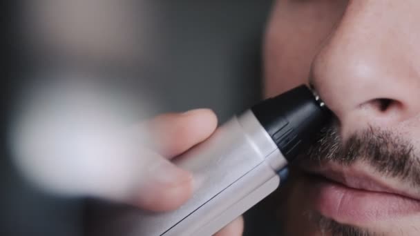 Γενειοφόρος Νέος Άνδρας Shaves Μύτη Του Ένα Ψαλίδι Και Καθρέφτη — Αρχείο Βίντεο