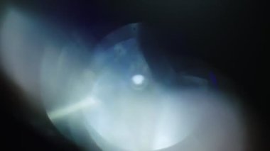 Doğal bokeh. Karanlıkta bir cam yansıması sızıntı.