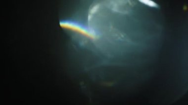 Renkli bokeh soğuk tonlarda hareket. Geçiş ve bindirme etkileri ışık sızıntıları.