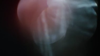 Çok renkli cam parlama, hızlı bir şekilde karanlıkta titriyor.