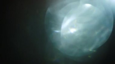 Fütüristik çok renkli mavi ve yeşil cam yansıması, kristal prizma bokeh.