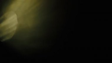 Lüks altın ve turuncu lns fişekleri. Karanlık bir arka plan karşı sıcak bokeh.