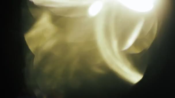 Chaud abstrait jaune lumière impulsions et lueurs lumières fuites effet mouvement arrière-plan .