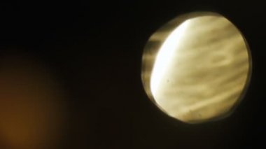 Altın bokeh ve ışık ışınları karanlık bir arka plan karşı çabuk.