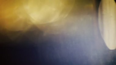 Mavi ve sarı tonları karanlık bir arka plan üzerinde güzel ışık sızıntıları.