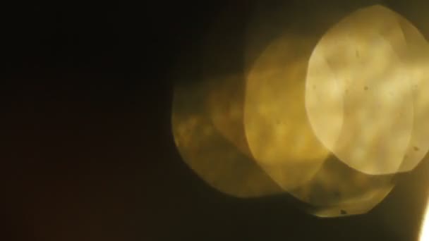 Bokeh chaud lumineux et fuite de lumière lentement pulsations dans l'obscurité .