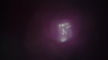 Karanlıkta yalnız liliac renkte ligt sızıntı taşır.