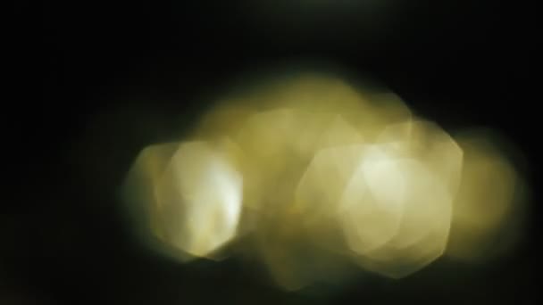 Futuriste lumière naturelle dorée pulsations et lueurs. Beau bokeh jaune scintille et brille dans l'obscurité .