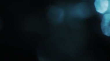 Korku veren futuristik bokeh, soğuk renk ışık sızıntısı.