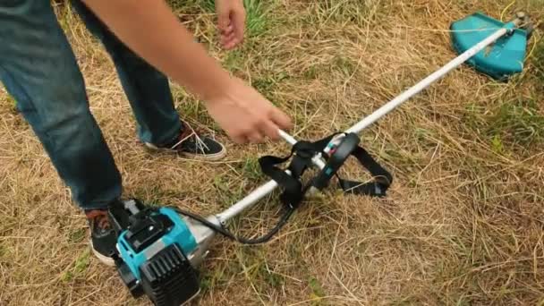 Profesyonel çim biçme makinesi gaz çim makası ve çalışmaya başlayan. — Stok video