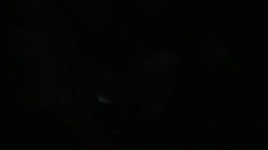 Işık karanlıkta hareket doğal altın sızıntıları.