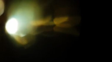 Doğal ışık sızıntıları, siyah zemin üzerine altın bokeh.