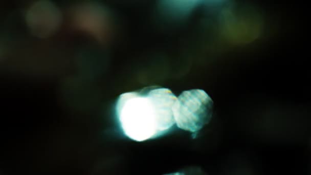 Φως διαρροές μέσα από γυαλί με όμορφα φωτοβολίδες. — Αρχείο Βίντεο