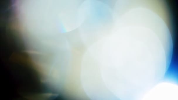 Différentes impulsions de bokeh de couleur ang coule dans l'obscurité, vitesse rapide .