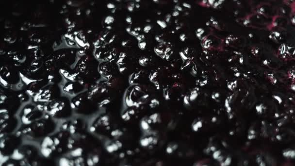 Heerlijke jam van de zwarte bes. Close-up shot. — Stockvideo