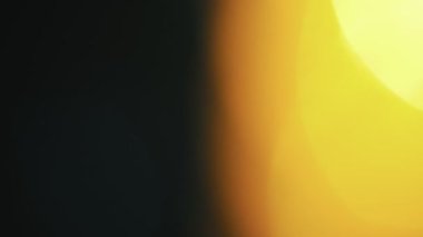 Sıcak sarı ve turuncu bokeh karanlıkta hareket eder..