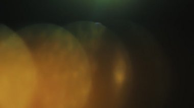 Güzel turuncu bokeh, ışık sızıntıları, hamle yatay olarak bakıyor.