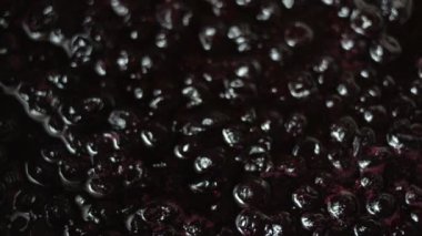 Tatlı siyah frenk üzümü reçeli. Portre vurdu. Yavaş pan.