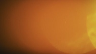 Filn yanık, doğal ışık sızıntısı ve gerçek lens flare etkisi.