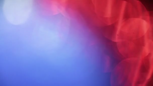 Perdite di luce multicolore, in movimento bokeh sognante. Bokeh di colore rosso con spruzzi blu . — Video Stock