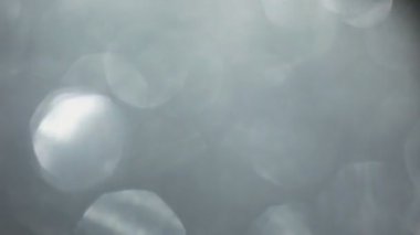 Yumuşak, güzel ve parlak gümüş bokeh, ışık sızıntıları.