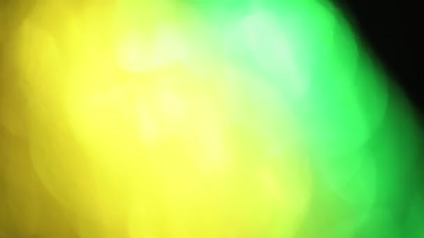 Όμορφο κίτρινο και πράσινο φως διαρροές, bokeh. — Αρχείο Βίντεο