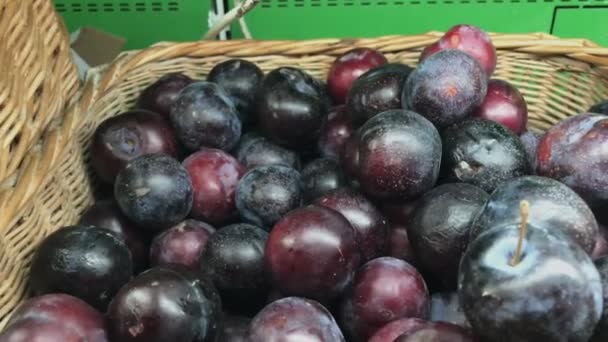 Banda fialové švestky v supermarketu. — Stock video