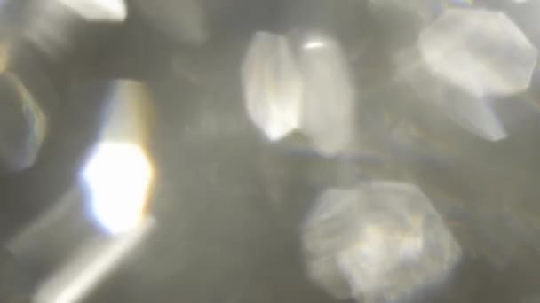 Schitterende diamanten glinsterende in de donkere kamer. Kristalelementen op zwarte achtergrond. — Stockvideo