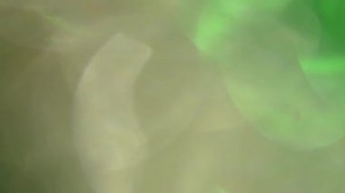 Yeşil ve yumuşak beyaz doğal bokeh. Fütüristik ışık sızıntısı.