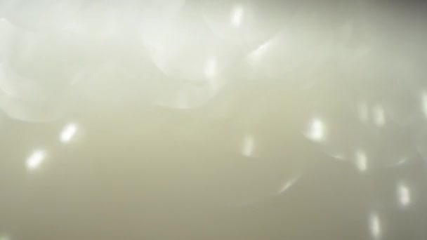 Weiße bewegliche Lichter optische Lecks Linsenraketen, natürliches Bokeh. — Stockvideo
