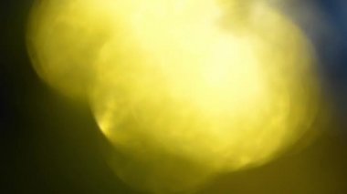 Parlak sarı sızıntıları ve geçiş, bokeh. İyi yaratıcı hareket arka planı için.