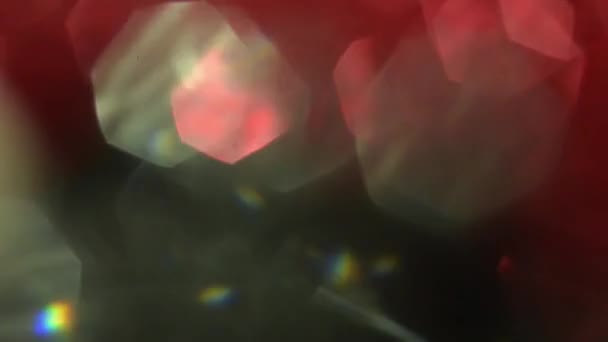 Abstrakte defokussierte rote und grüne Kristallelemente auf dunklem Hintergrund. — Stockvideo