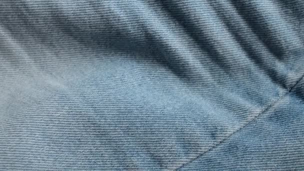 Ragged jeans. Het gat op de lekkende jeans. Stof achtergrond. — Stockvideo