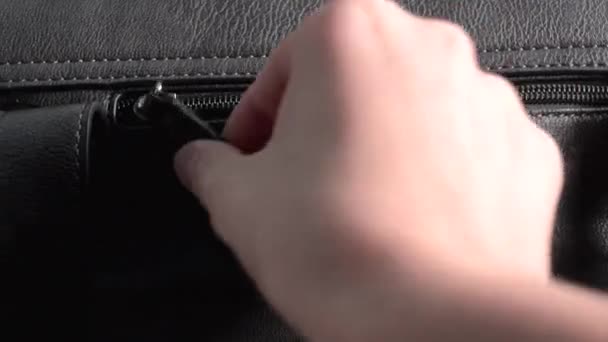 Fechar-se de uma mulher mãos abrindo o zíper de uma bolsa feminina . — Vídeo de Stock