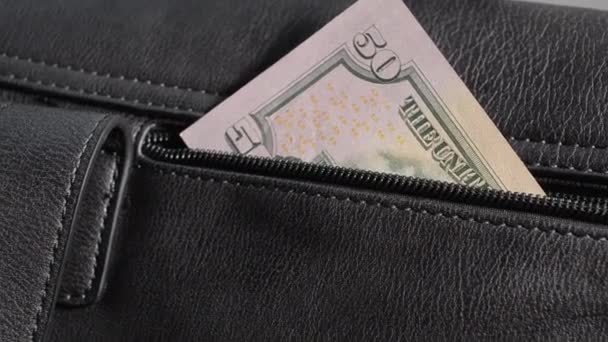 La persona roba un billete, de un bolso de mujer. Mujer mano saca cincuenta dólares de su bolsillo de la bolsa . — Vídeo de stock