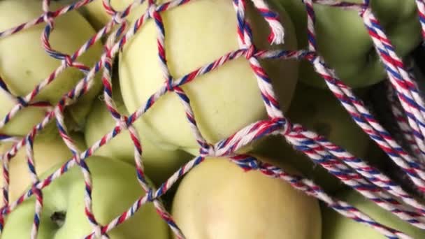 Manzanas maduras en una bolsa de cuerdas. Concepto de comida saludable . — Vídeo de stock