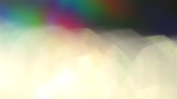 Mezcla de un hermoso bokeh perly y fugas de luz de lámina iridiscente holográfica . — Vídeos de Stock