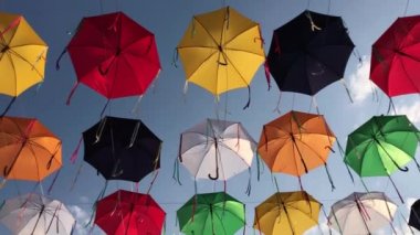 Renkli şemsiyeler. Gökyüzünde renkli şemsiyeler. Sokak dekorasyonu.