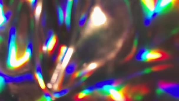 Defokussierte holographische Folie Licht sickert Hintergrund. mehrfarbig glänzende Folie. — Stockvideo