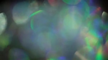 Vintage holografik yanardöner folyoyu bakıyor.