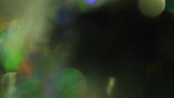 Mix van gekleurd licht spelen. Iriserende Kerstverlichting op donkere achtergrond. Intreepupil holografisch folie. — Stockvideo