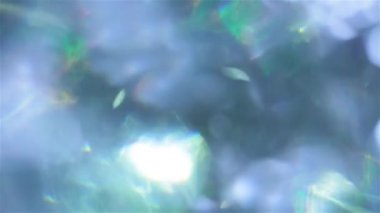 Harika ışık sızıntıları ve bokeh soğuk tonlarda. Vintage holografik parlama folyo üzerinde.